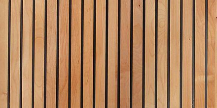Detailaufnahme einer Holzverkleidung mit vertikalen Streifen aus hellem Holz