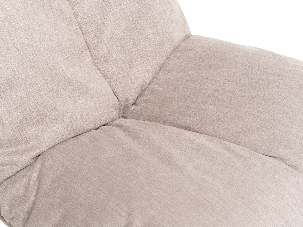 Nahaufnahme eines beigen Stoffsofas, das die Struktur und den Stoff des Material zeigt.