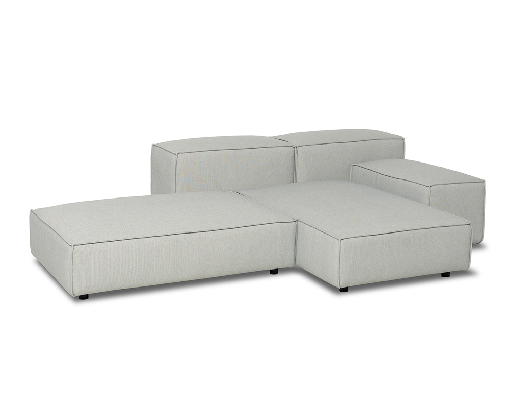 Ein hellgraues, modulares Outdoor-Sofa, das aus vier Elementen besteht: zwei niedrigen Sitzmodulen und zwei höheren Rückenelementen. Das Sofa ist auf einem weißen Hintergrund arrangiert.