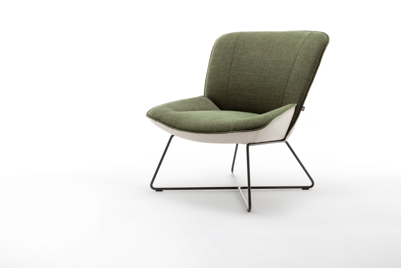 Ein stilvoller, moderner grüner Sessel mit weißer Basis und elegantem Metallgestell.