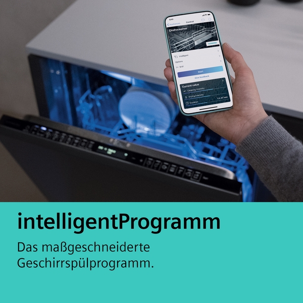 Person hält Smartphone, das eine App zur Steuerung eines Geschirrspülers zeigt, während der Geschirrspüler geöffnet ist.