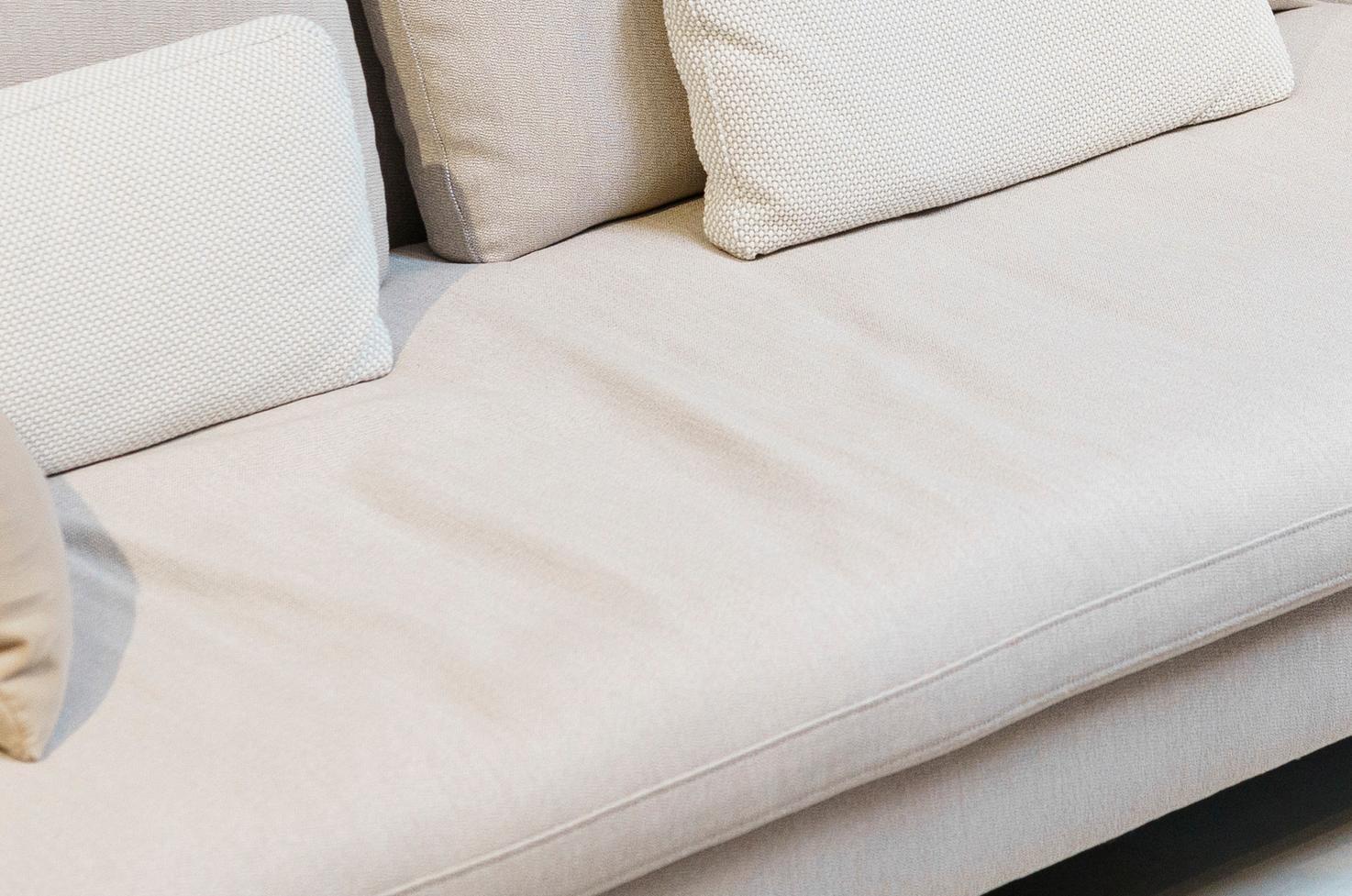 weiße/creme farbene Couch mit typischem Wellenwurf im Polster