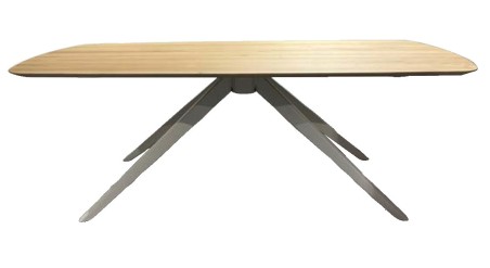 Holztisch mit Gestell aus hellem Stahl vor weißem Hintergrund