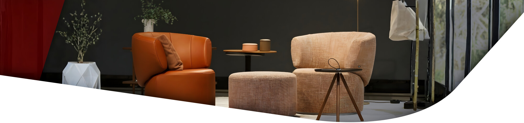 zwei Sessel in Leder und Stoffbezug mit einem passenden Hocker und Beistelltisch