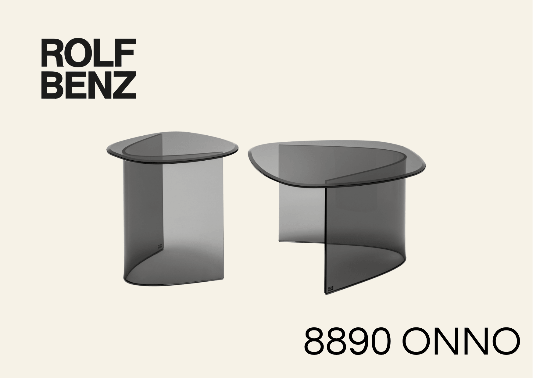 zwei Beistelltische in abstrakter Form aus Glas. Aufschrift: Rolf Benz 8890 Onno.