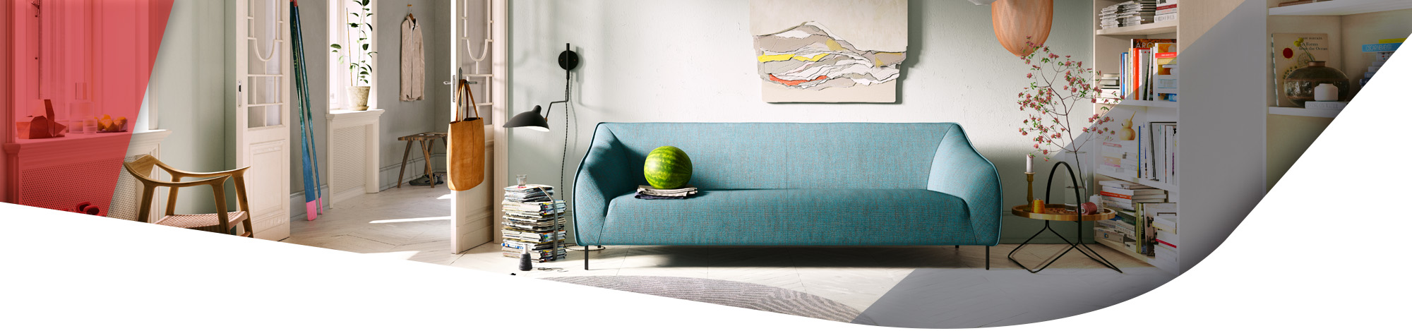 blaue Couch mit Wassermelone darauf
