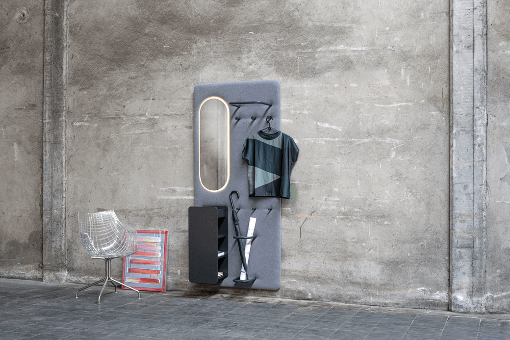 Garderobenpaneel in graublau und mit einem Stuhl