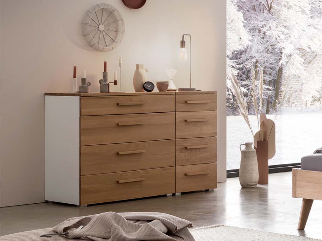 weiße kommode mit acht schubladen front und obere seite braun stilvoll dekoriert in einem modernen zimmer cassino von hasena