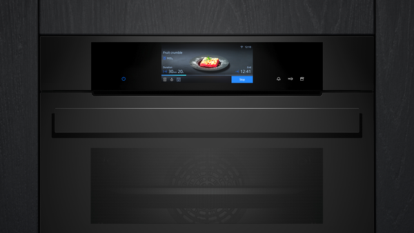 Nahaufnahme der glatten, schwarzen Bedienblende mit aktivem TFT-Display.