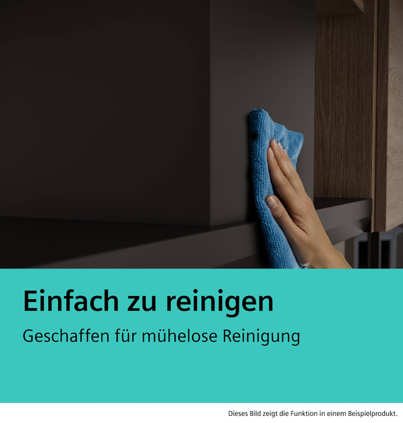 Eine Hand wischt mit einem blauen Mikrofasertuch über die glatte, mattschwarze Oberfläche des Gehäuses im Inneren des Schranks.