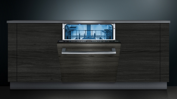 Eine elegante Einbau-Geschirrspülmaschine mit dunkler Holzverkleidung in einer modernen Küche.