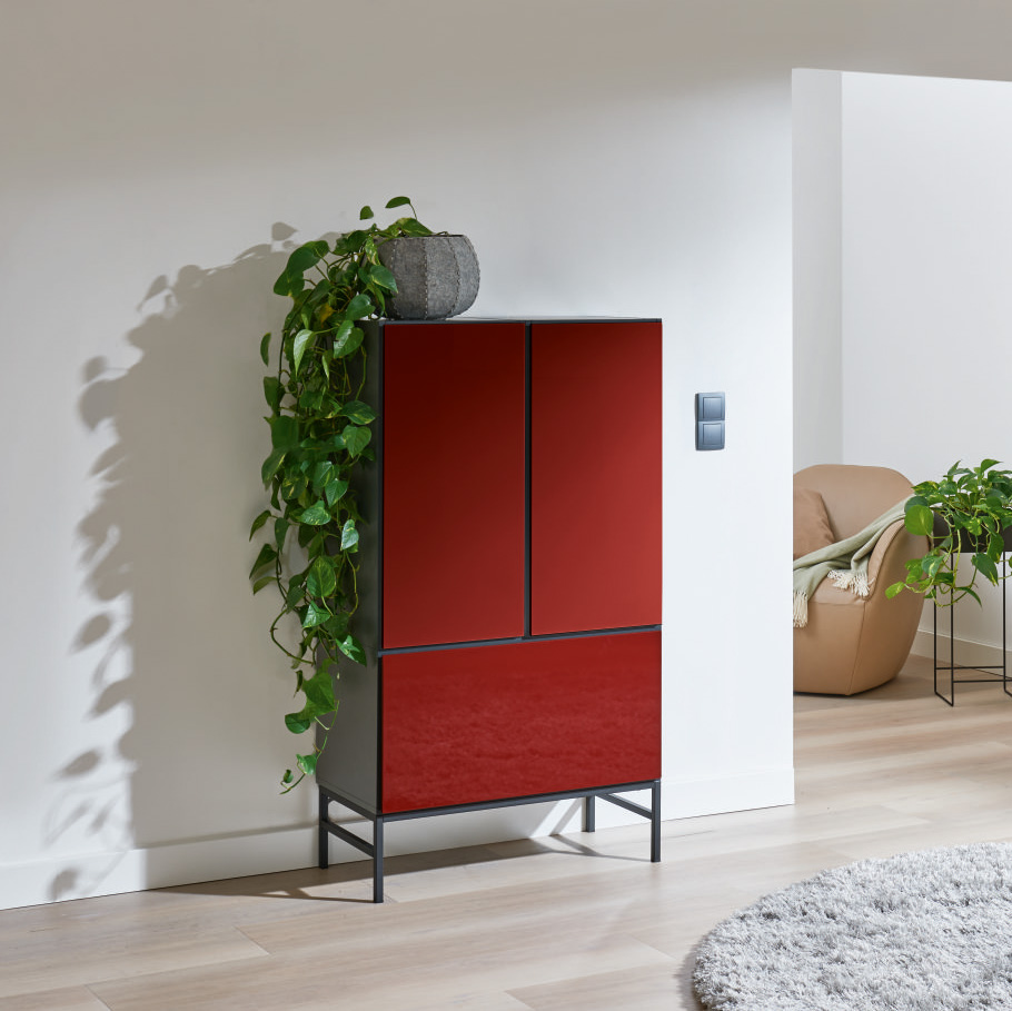 rotes Highboard mit Hängepflanze