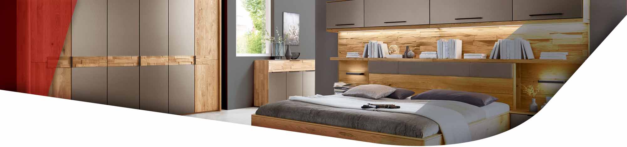 Massivholzmöbel Schlafzimmer mit Stauraumfächern über dem Bett