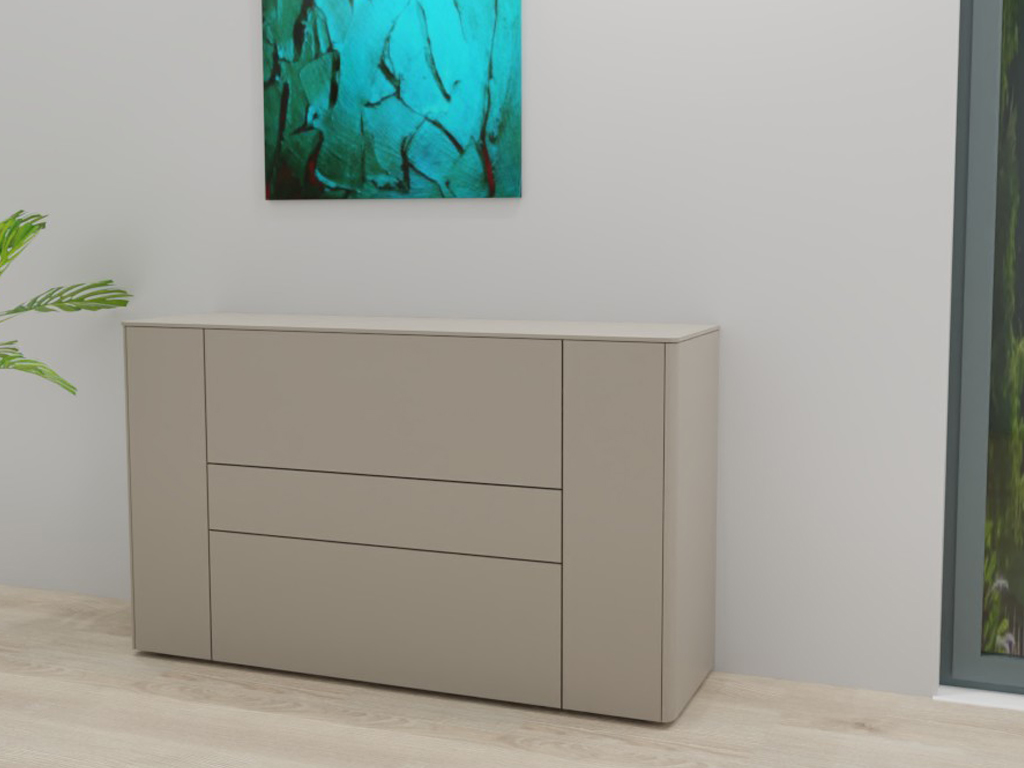 Sudbrock Goya - Sideboard | 3 Schubladen, 2 Türen | B: 155,2 cm | Lack muschelgrau Eine stilvolle graue Kommode steht in einem modernen Wohnzimmer neben einem grünen Gemälde und einem Fenster.