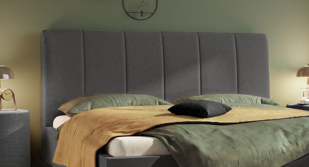 Nahaufnahme des dunkelgrauen Polsterkopfteils mit vertikaler Steppung in einem modernen Schlafzimmer (KI-generiert)