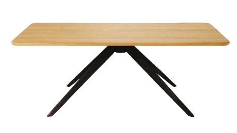 brauner Esstisch mit schwarzem metallgestell vor weißem Hintergrund