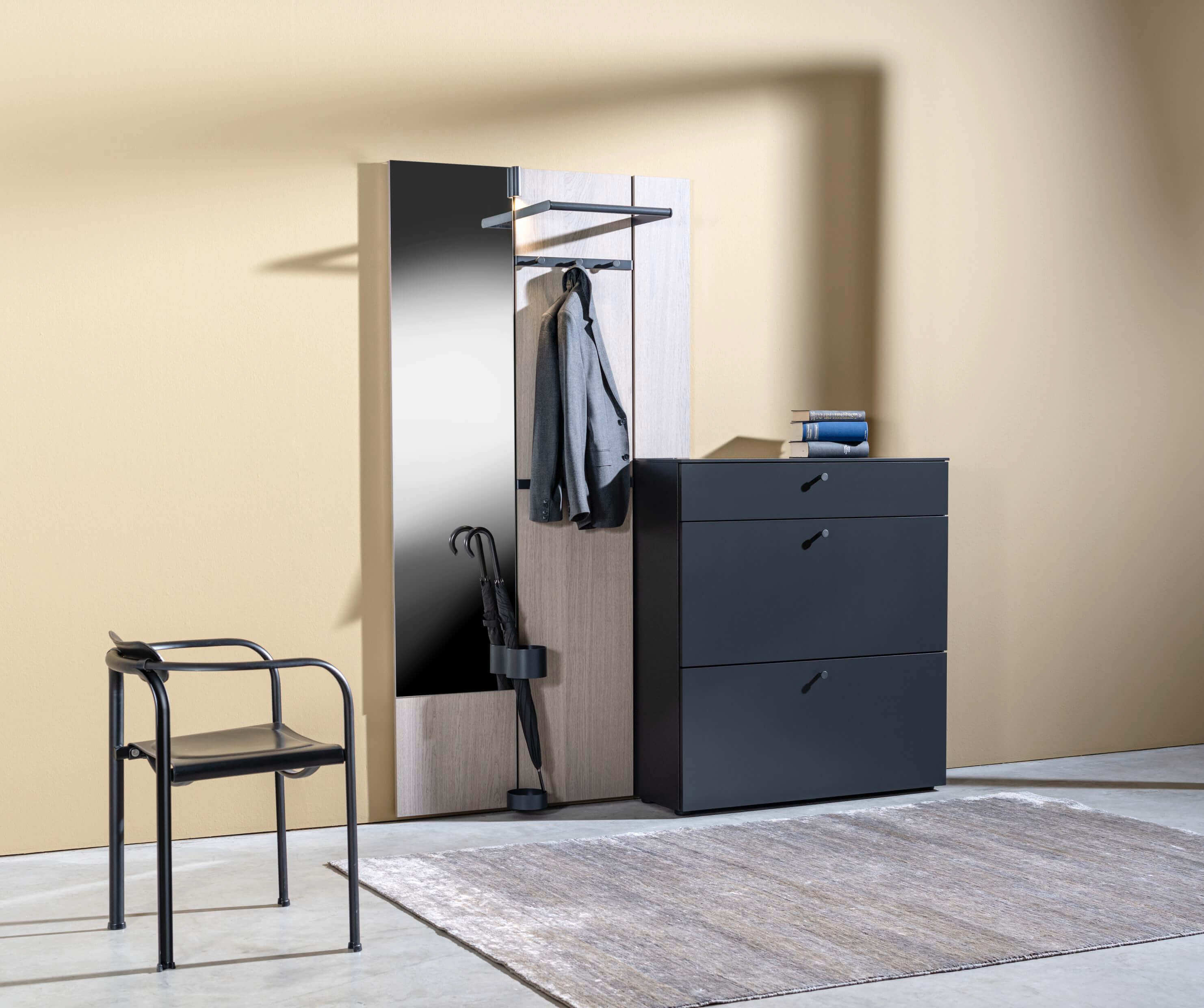 Sudbrock Sina - Garderoben-Set inkl. Beleuchtung | Lack cosmos schwarz, Eiche sahara Furnier | B: 181 cm kompakte, schwarze Sudbrock Garderobe Sina mit Spiegel und Beleuchtung