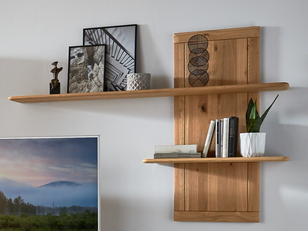Wöstmann Aurum - Paneel | Type 8353 / 8354 | Wildeiche massiv Ein stilvolles Holzregal mit Dekorationen und Büchern an einer Wand montiert