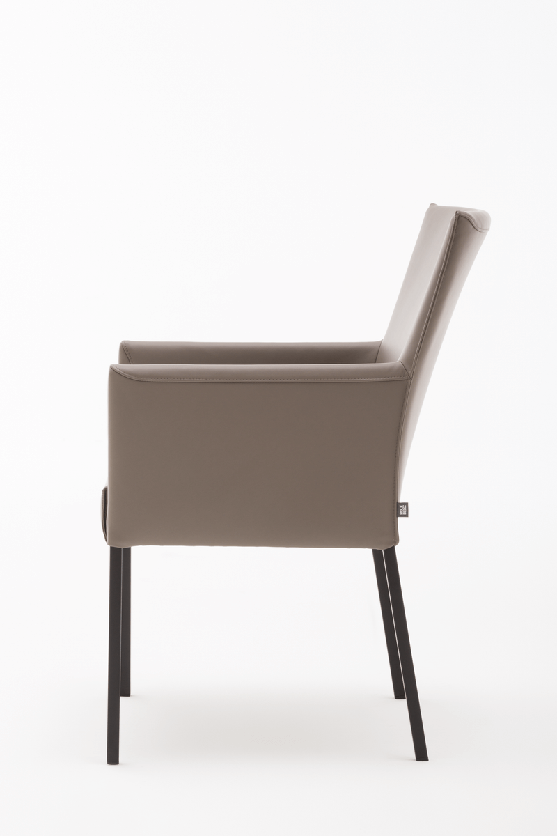 Seitliche Ansicht eines Armlehnstuhls aus braunem Leder mit schwarzen Metallbeinen, minimalistisches Design