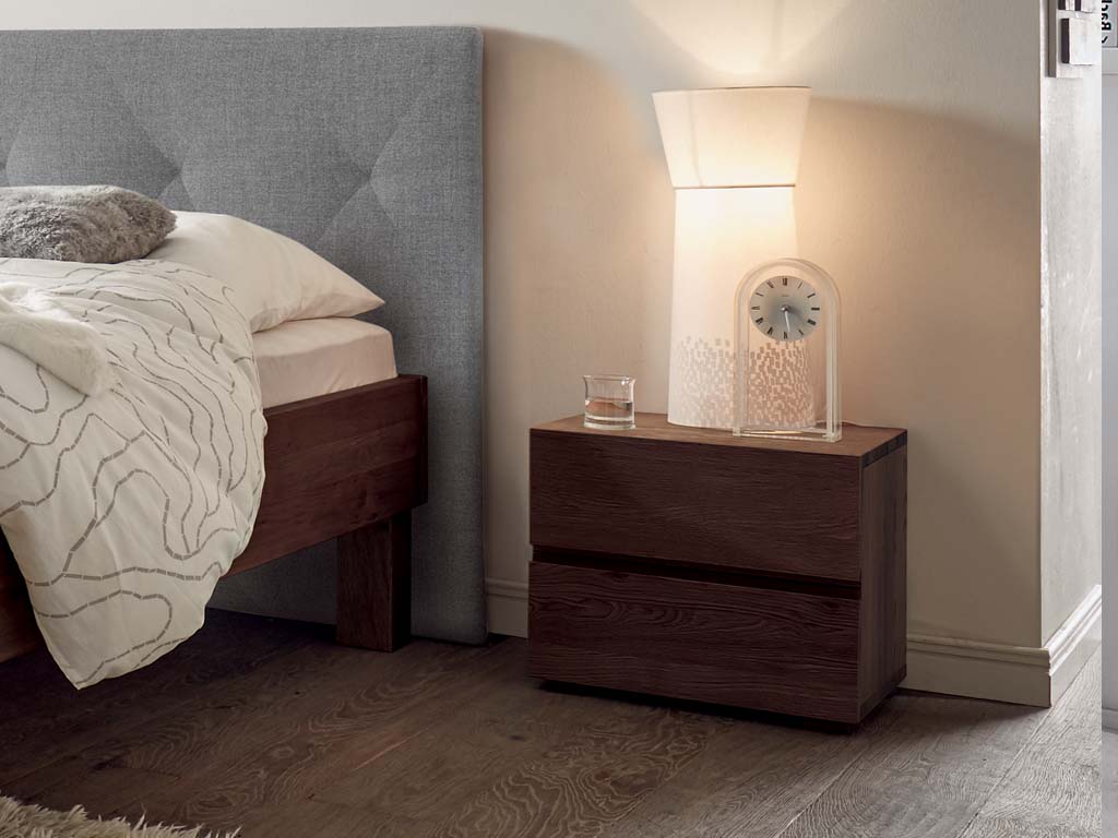 brauner Holznachttisch mit zwei Schubladen stehen neber einem Bett stilvoll dekoriert in einem modernen zimmer Menza von hasena