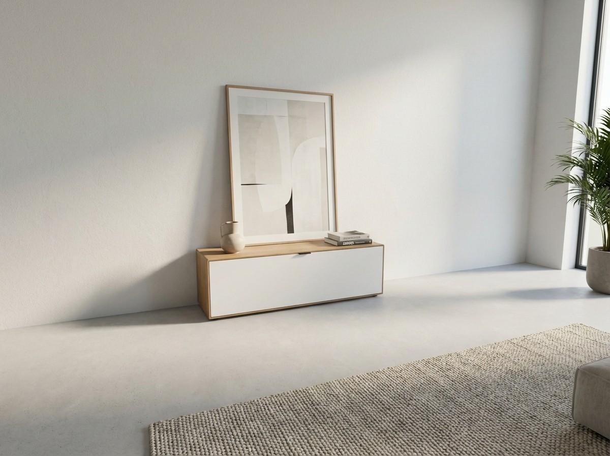 modernes weiß braunes Lowboard stilvoll dekoriert in einem hellen Zimmer