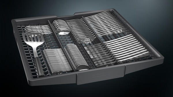 Eine geöffnete Besteckschublade eines Geschirrspülers, gefüllt mit sortiertem Besteck wie Gabeln, Löffeln und einem Pfannenwender.