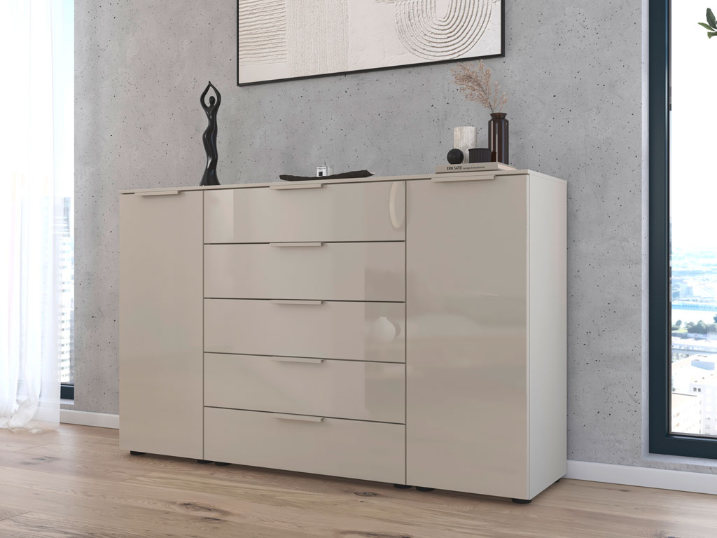 beige Kommode mit fünf Schubladen und zwei Türen in einem modernen zimmer stilvoll dekoriert
