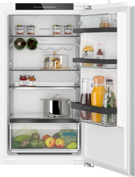 Siemens studioLine - Einbau-Kühlschrank iQ500 (102.5x56 cm) INKL. 5 JAHRE GARANTIE | KI31RSDD1 Ein moderner Kühlschrank mit offenen Tür, gefüllt mit frischen Lebensmitteln, Getränken und hausgemachten Artikeln in der Küche