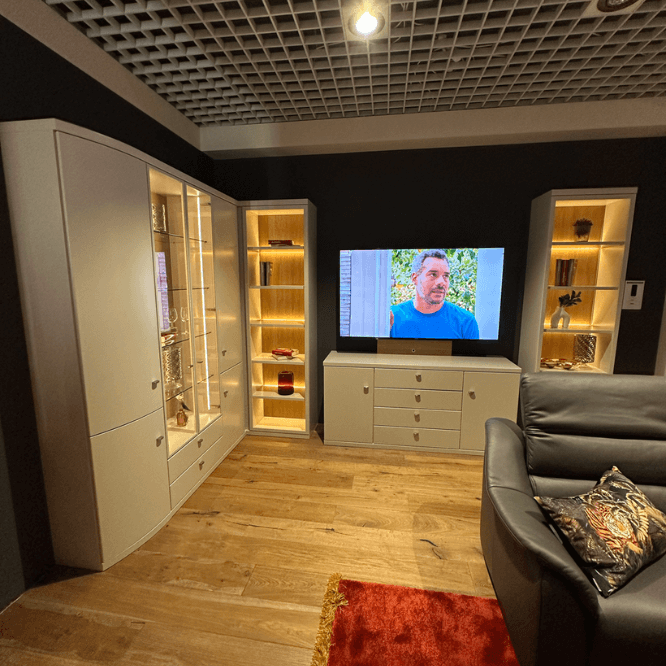 RMW. BRISTOL | Wohnwand Wohnzimmer mit beleuchteten Vitrinen, TV-Schrank und Holzboden