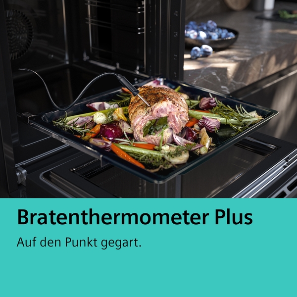 Ein Ofen mit einem Braten auf einem Backblech, umgeben von Gemüse und einem Bratenthermometer für perfektes Garen.