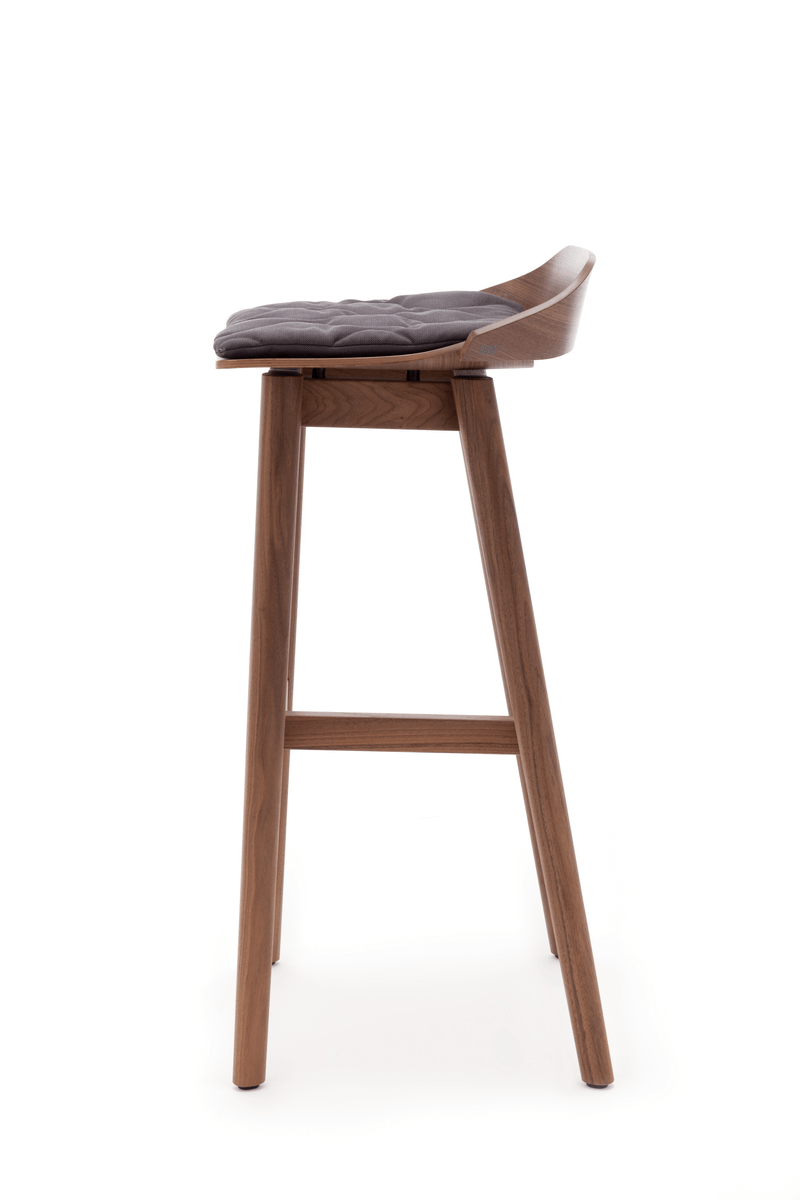 Seitliche Ansicht eines modernen Barhockers aus Holz mit grauem Sitzpolster