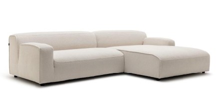 modernes graues Loungesofa vor weißem Hintergrund