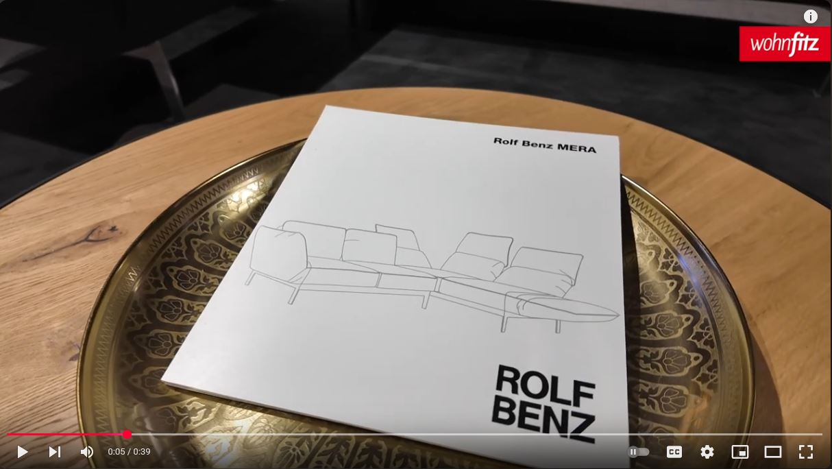 Produktbroschüre Rolf Benz Mera im Möbelhaus auf einem Tisch