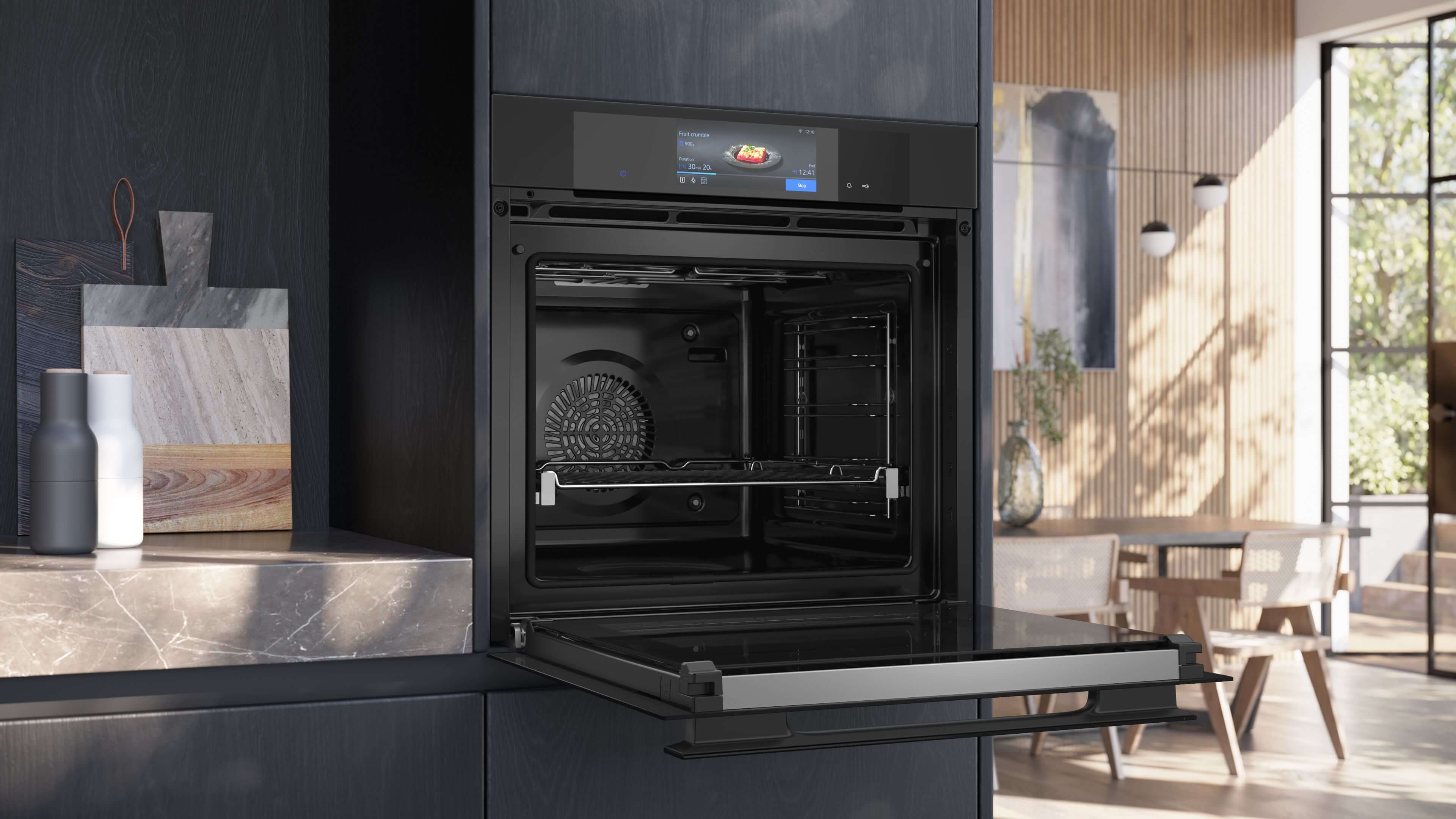 Ein moderner Einbaubackofen in schwarzem Design ist mit vollständig geöffneter Tür in einer stilvollen Küchenumgebung abgebildet.