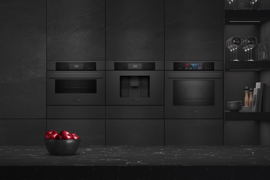 schwarze Küchenfront mit matt schwarzen Einbaugeräten
