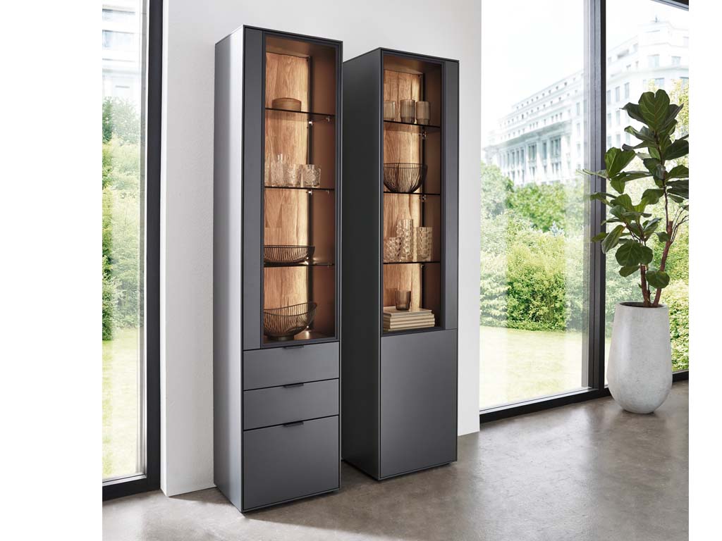 Wöstmann WM 2470 - Vitrine mit drei Schubladen | Type 6423/6424 | B: 46,9 cm Zwei schwarze Standvitrinen mit Holzrückwand und Beleuchtung