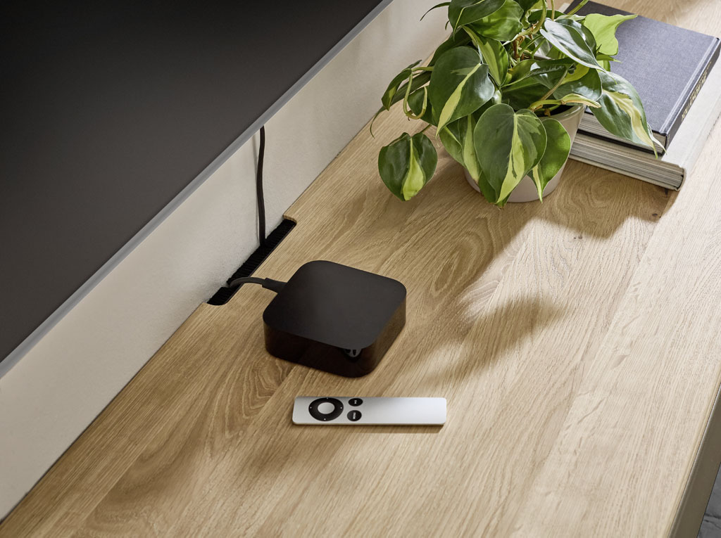 Detailaufnahme eines braunen Lowboards mit Kabeldurchlass und IR-Repeater