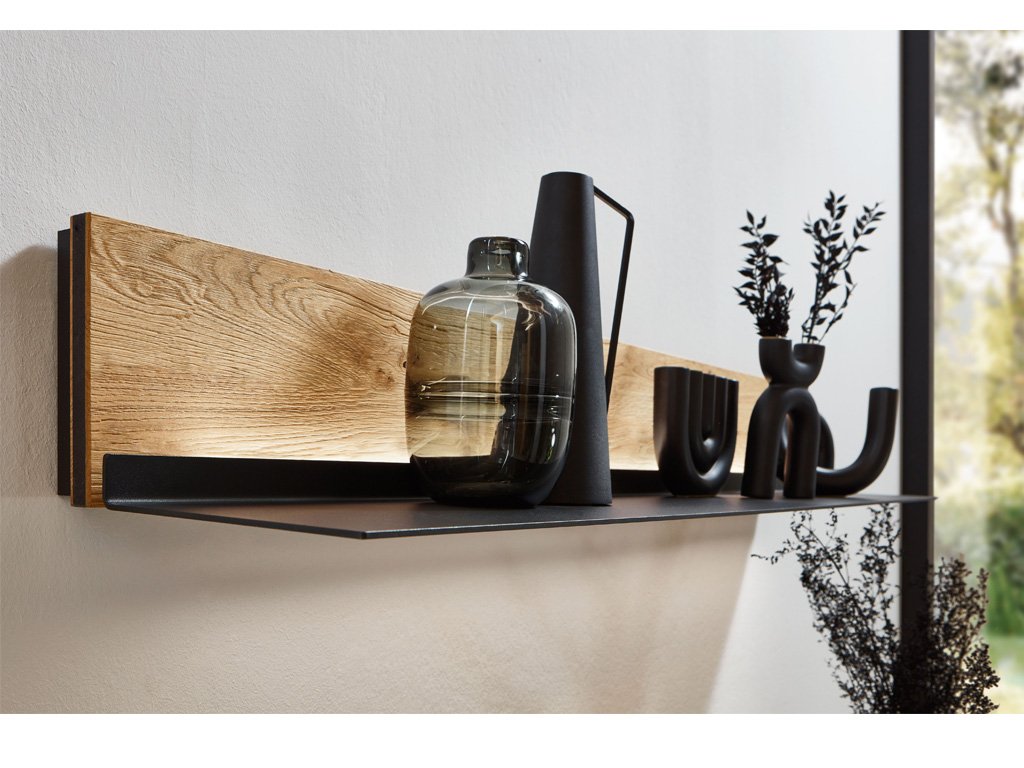 Wöstmann WSM 4300 - Wandbord mit Metallablage (8145) | Wildeiche massiv | B: 145,9 cm | konfigurierbar Ein modernes Wandregal aus Holz mit dekorativen Vasen und Pflanzen, montiert an einer weißen Wand.