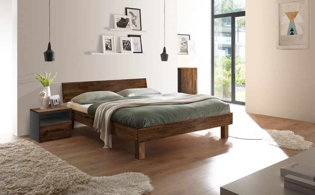 modernes schlafzimmer mit braunem bett und einem nachtschrank stilvoll dekoriert in einem hellen zimmer von hasena