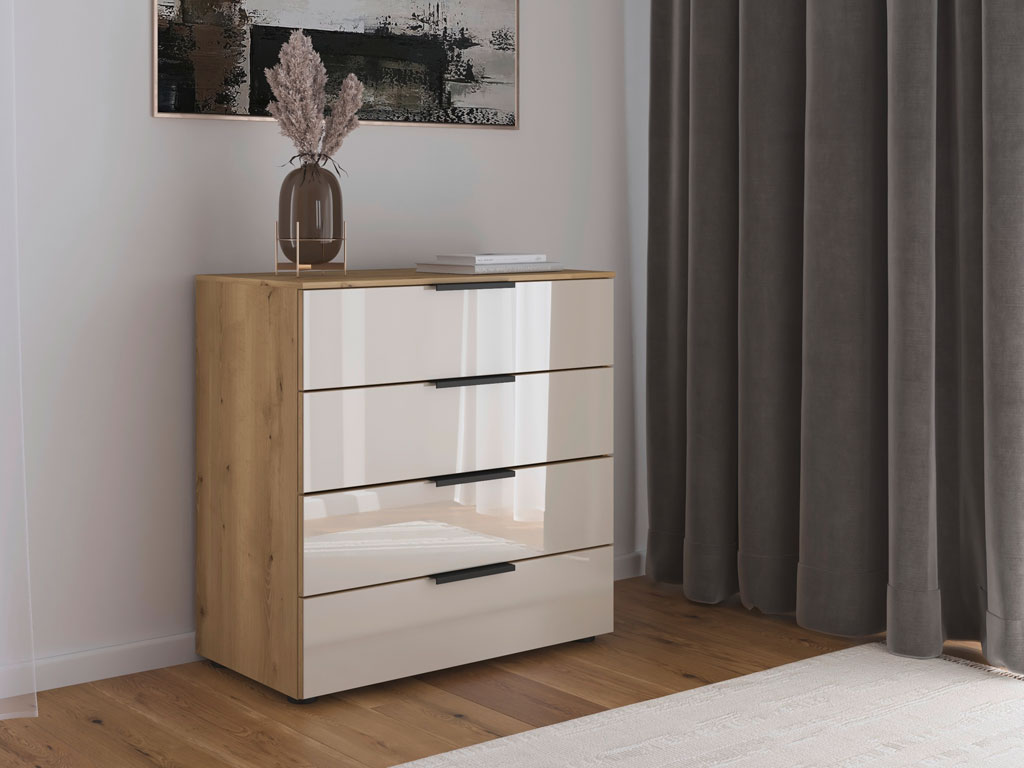 braun, weiße kommode mit schwarzen griffen und mit vier schubkästen platziert in einem modernen zimmer stilvoll dekoriert