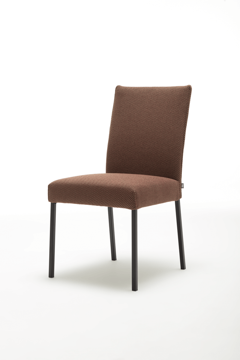 Rolf Benz 652 - Stuhl Ein stilvoller Esszimmerstuhl mit einem weichen, braunen Stoffbezug und stabilen schwarzen Metallbeinen auf weißem Hintergrund