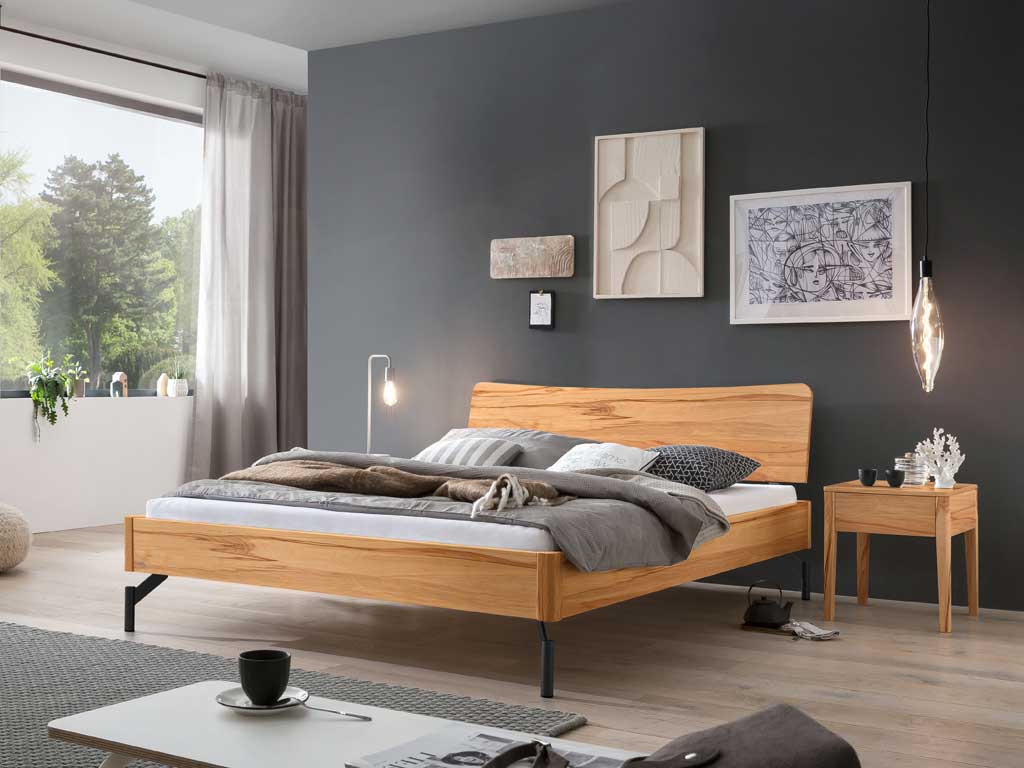 braunes Holzbett mit Nachtisch in modernem Schlafzimmer
