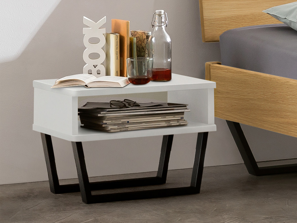 Hasena - Surf Nachttisch | B: 48 cm | alle Ausführungen konfigurierbar weißer Nachttisch in Form eines offenen Faches auf schwarzen Kufen stilvoll dekoriert in einem modernen zimmer an einem braunen bett Surf von hasena