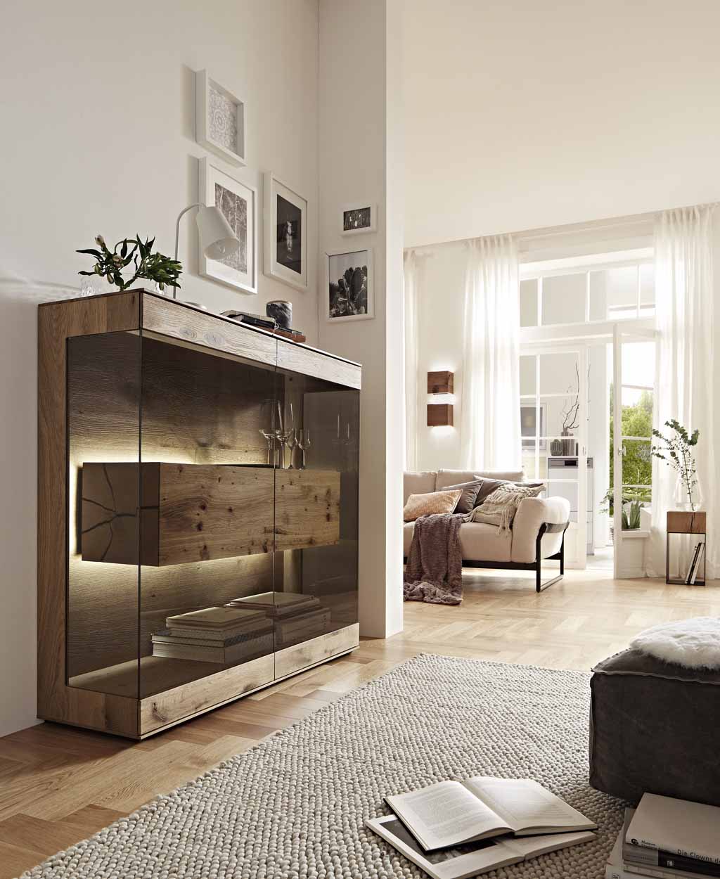 hartmann Caya - Highboard mit Beleuchtung | 6139 | Kerneiche Umata | B: 127 cm Highboard Vitrine aus Massivholz, mit Beleuchtung und Holzakzent
