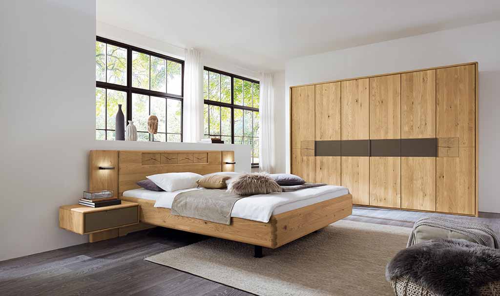 Schlafzimmereinrichtung komplett aus Holz mit Bett, Nachttisch und Kleiderschrank