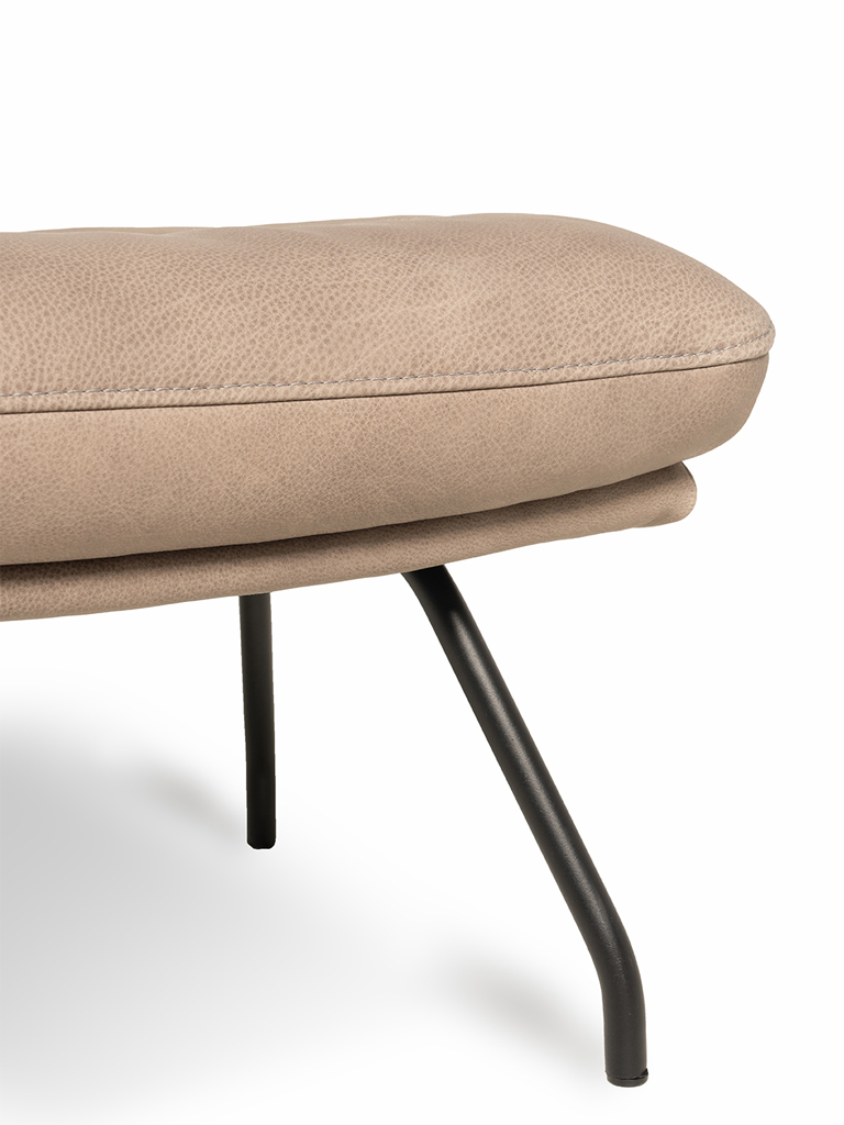 Seitenansicht eines modernen Hockers mit beigem Polster und schwarzen Metallbeinen