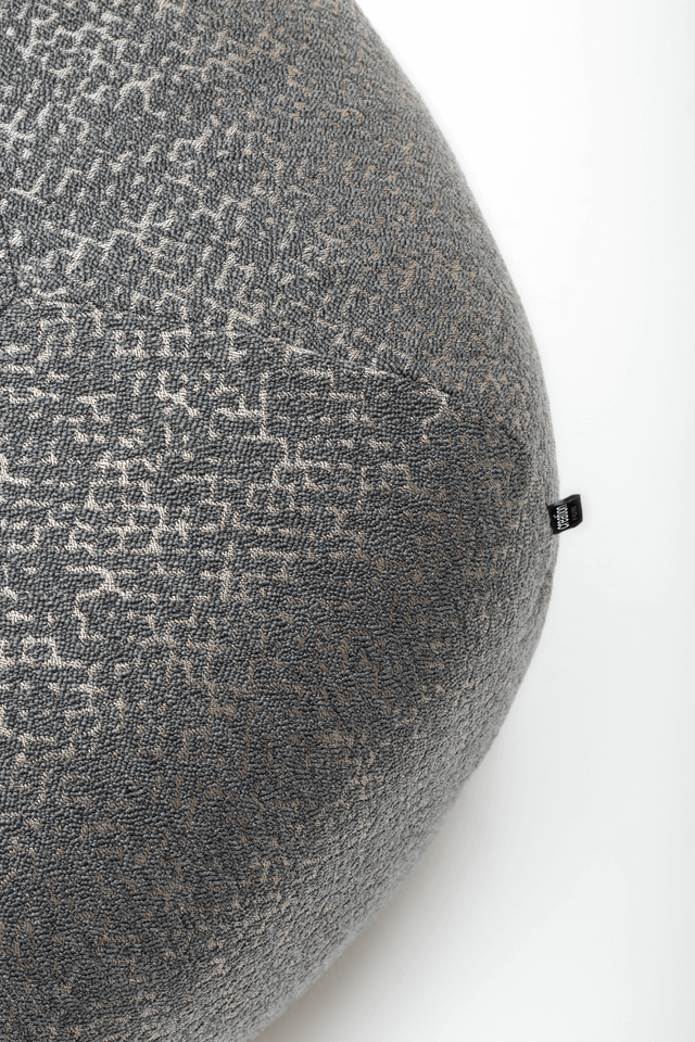 Runder Sitzhocker mit grauem Stoffbezug von creation by Rolf Benz CR 498