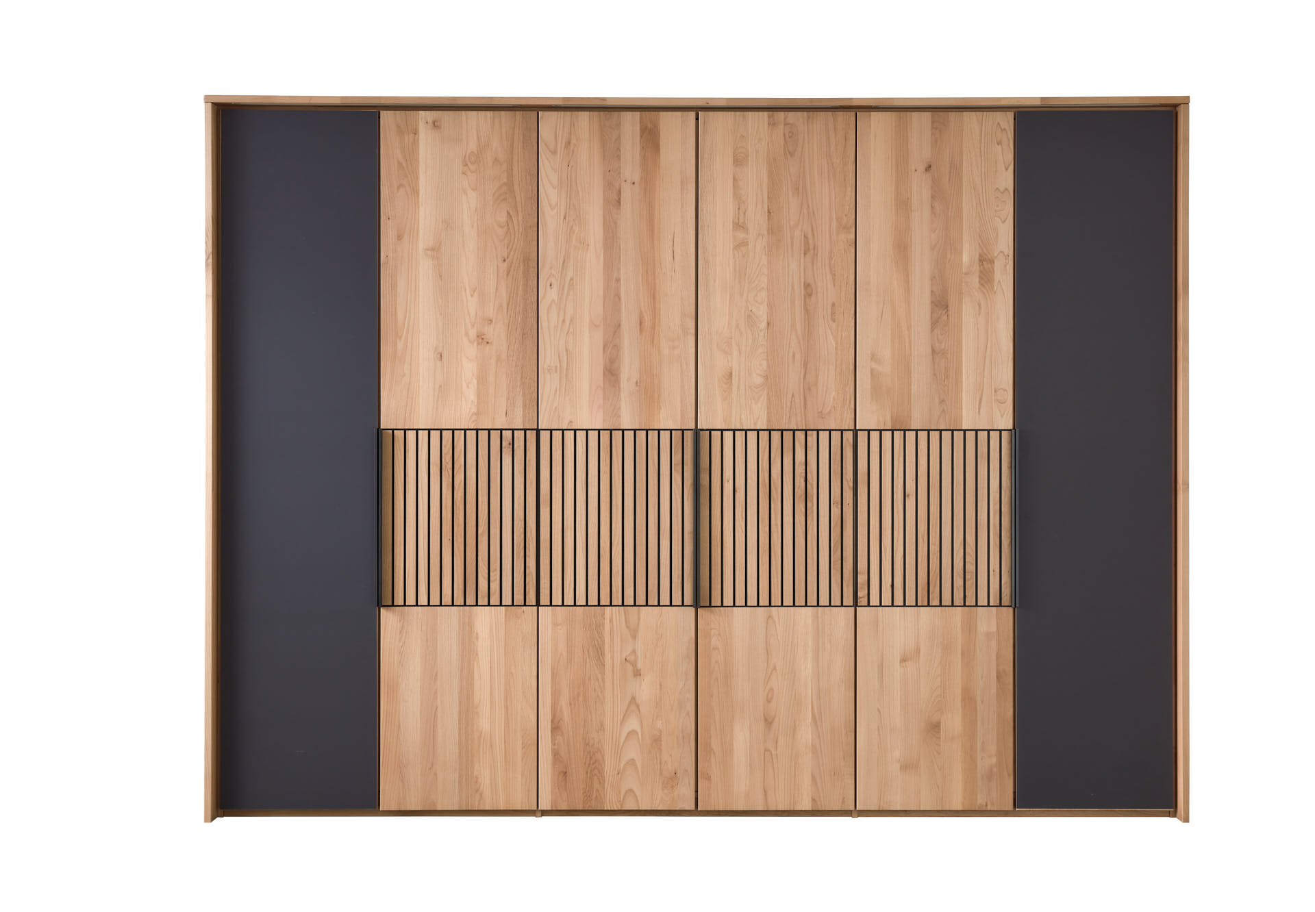 Großer Kleiderschrank aus hellem Holz mit schwarzen Designelementen in der Mitte und an den Seiten