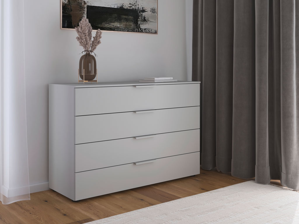 weiße Kommode mit vier Schubladen in einem modernen zimmer stilvoll dekoriert