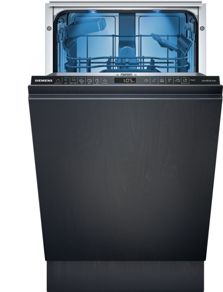 Freistehender Geschirrspüler mit offener Tür und blauer Innenbeleuchtung.